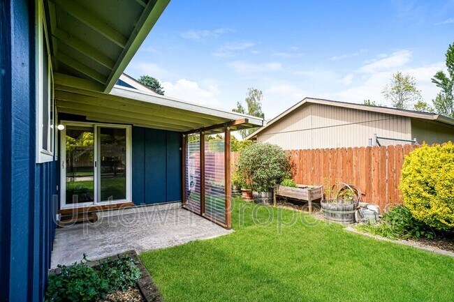 Building Photo - 7880 SW 69th Ave