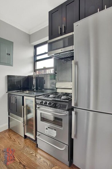 Building Photo - 212 E 105th St