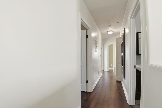 Building Photo - 1614 W 39th Pl