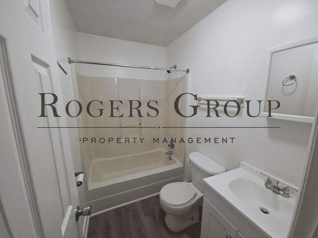 Building Photo - #450 - 102-104 Carter St Duplex