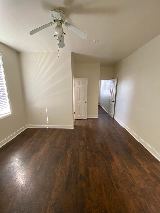 Building Photo - 527 Oldham St