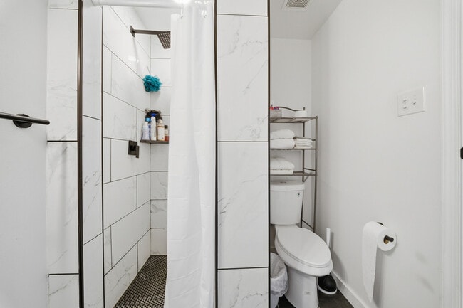 Building Photo - 913 Dandridge Dr