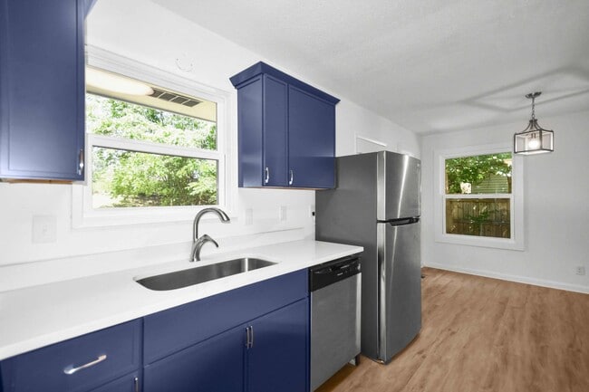 Building Photo - Pet Friendly Three Bedroom!