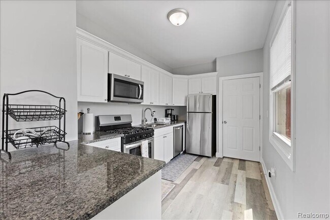 Building Photo - 885 Clairmount Ave