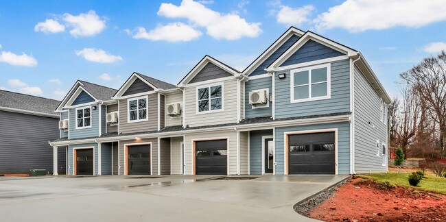 Building Photo - FANTASTIC 3 Bedroom 2 1/2 Bath Condo For Rent Near Downtown!