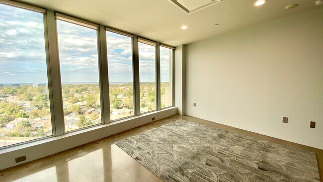 Building Photo - Luxury 2 Bed 2.5 Bath Condo in Central OKC