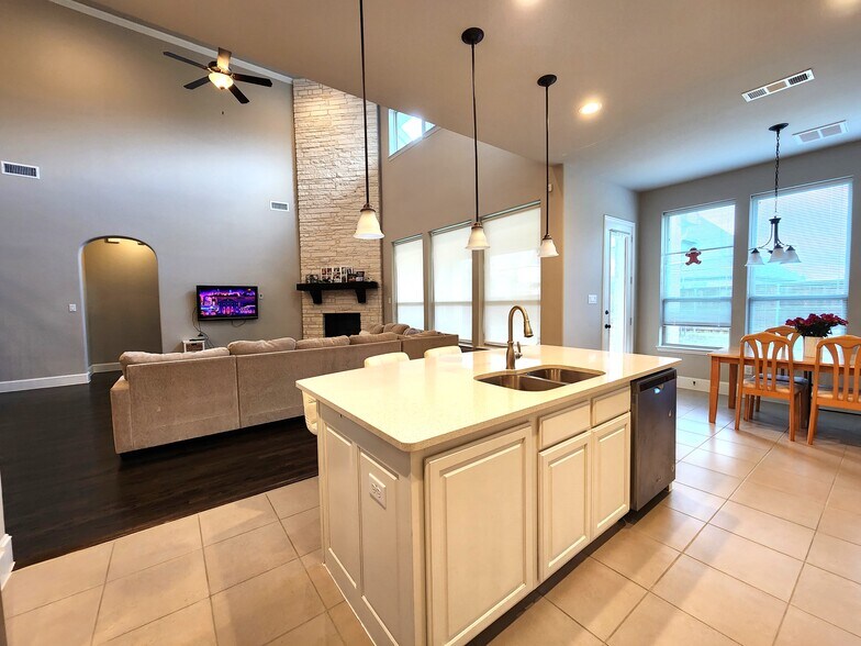 Building Photo - 7163 Split Rein Rd