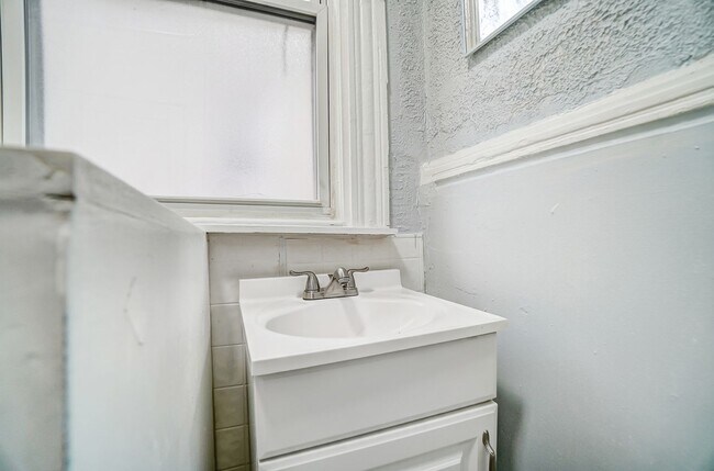 Building Photo - Three Bedroom in Cincinnati!