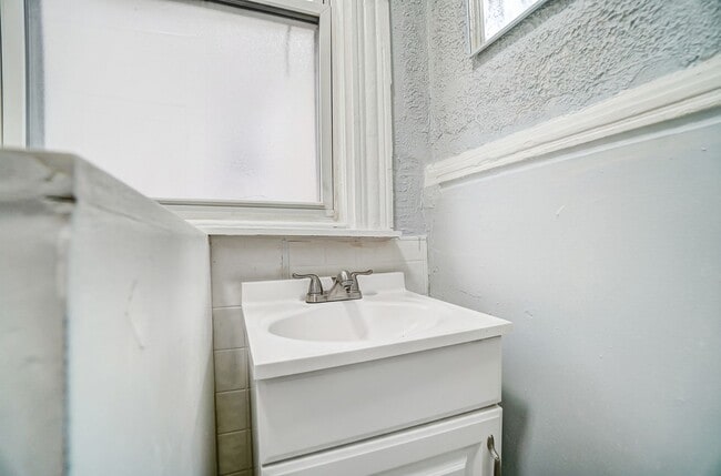 Building Photo - Three Bedroom in Cincinnati! LEASING SPECIAL, Second Month Free if lease signed by 07/31, not mov...