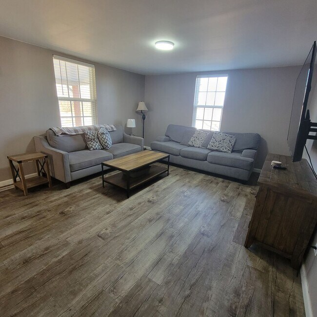 Building Photo - 4 Bed, 2 Bath Home for Lease-Furnished-Sparta,TN