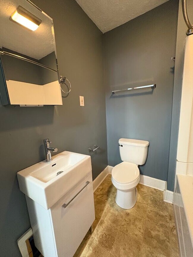 Building Photo - 1307 Market Ave N