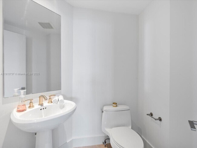 Building Photo - 1331 Brickell Bay Dr