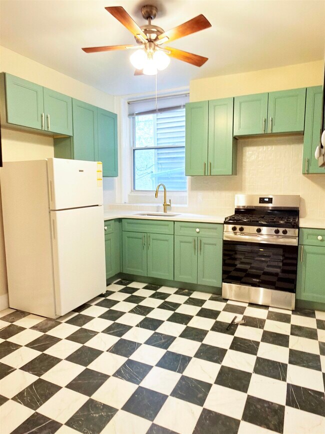 Building Photo - 622 Park Ave