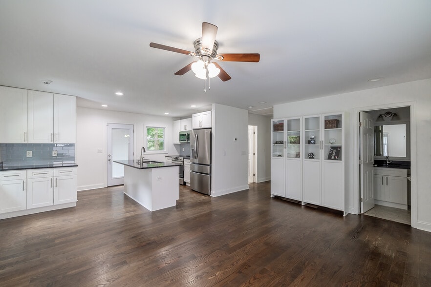 Building Photo - 2065 W Flat Shoals Terrace