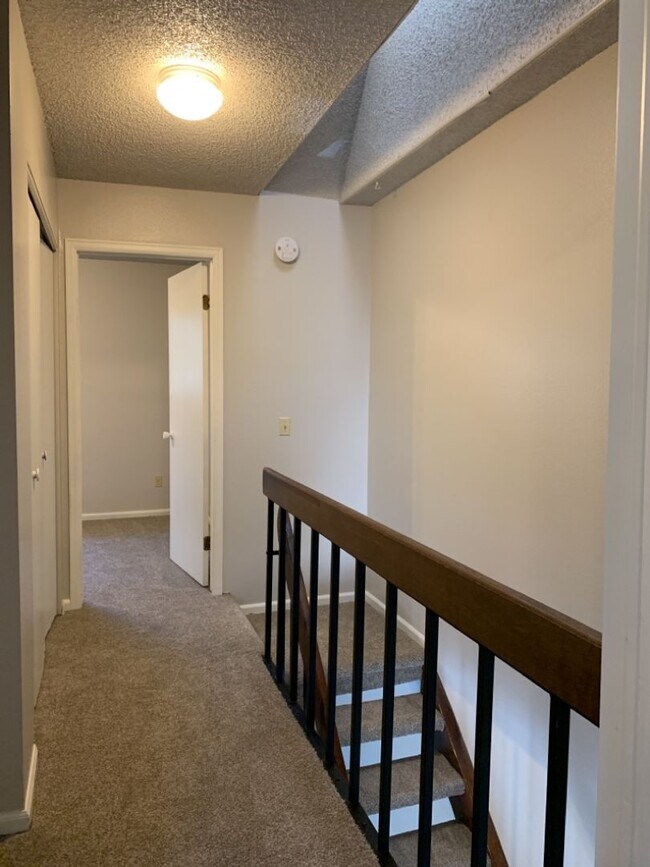 Building Photo - 1925 Ross Ct