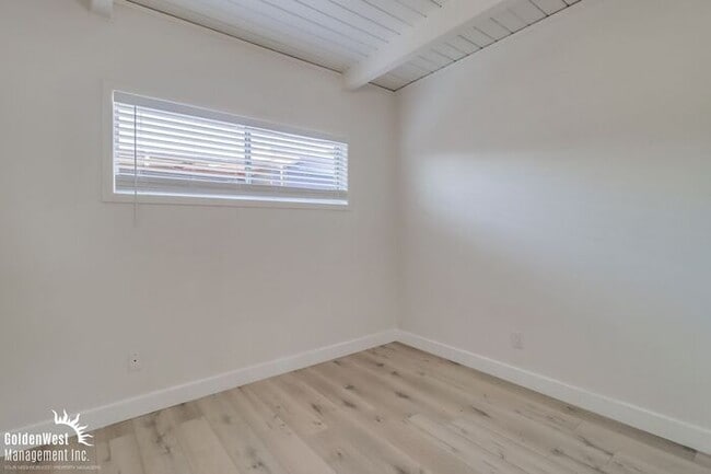 Building Photo - Freshly Renovated 2Bdm 1Ba Apartment in San Diego