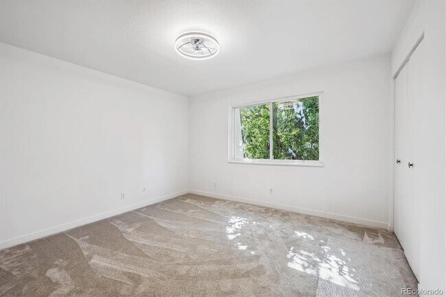 Building Photo - Updated spacious townhouse in prime location!