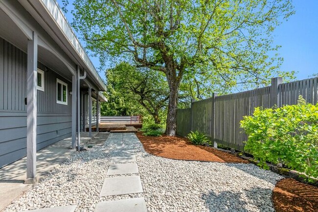 Building Photo - Classic Mid-Century Modern Air Conditioned...