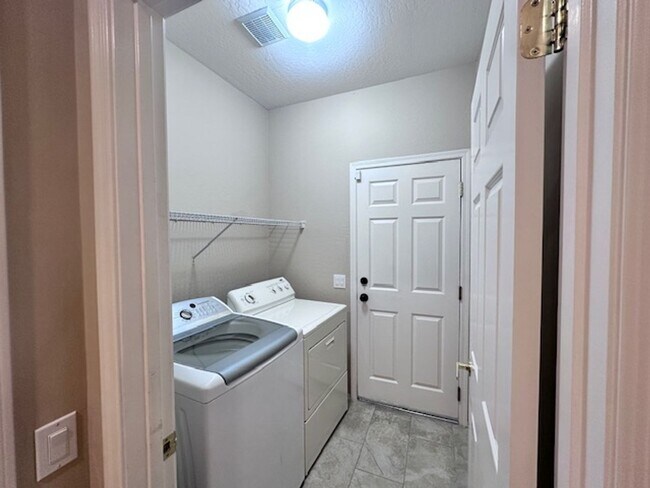 Building Photo - Updated 3 Bed/2 Bath in 55+ Community