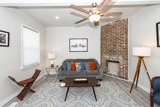 Building Photo - 3 BD 2.5 Bath Charming Home