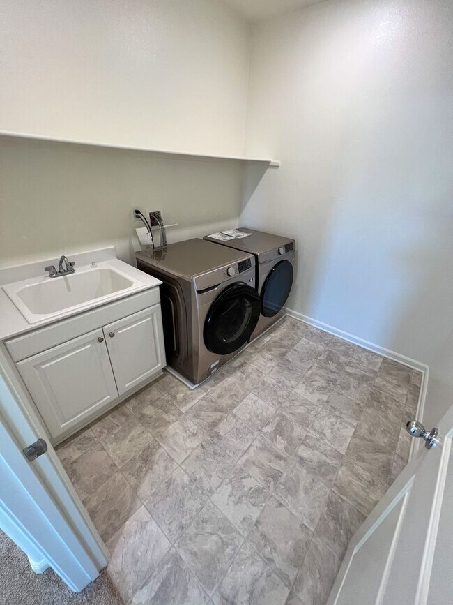 Building Photo - 5 Bedroom home with FULL MOTHER IN LAW SUI...