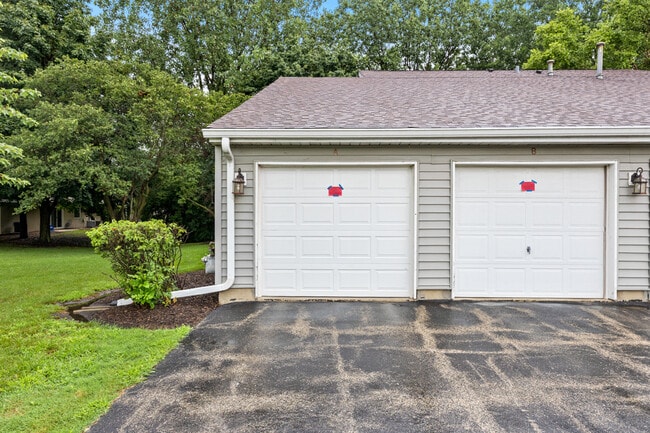 Building Photo - 27 N Victoria Ln