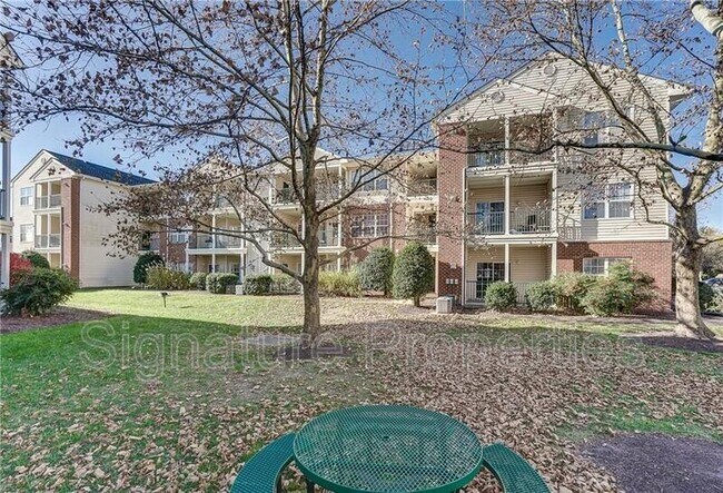 Building Photo - 830 Brassie Ln