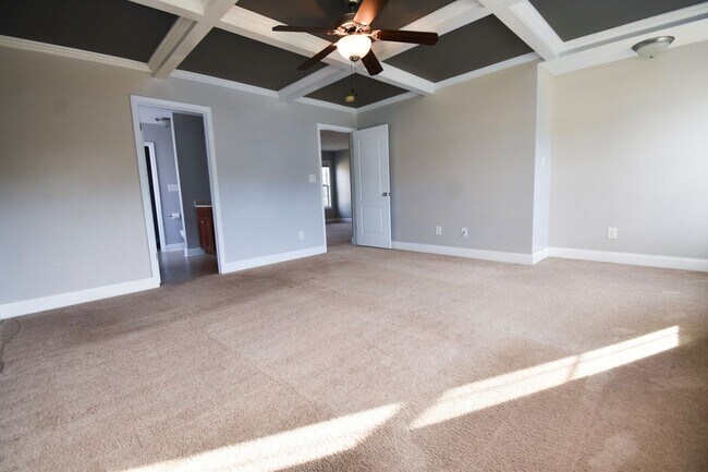 Building Photo - 4 bedroom, 2.5 bathroom Home!