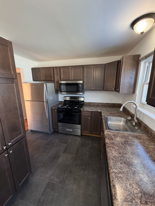 Building Photo - Remodeled 4BR/2BA Home in Lansing — Move in ready