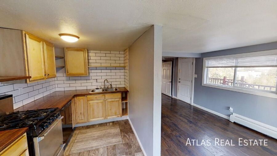 Building Photo - 406 S 10th St