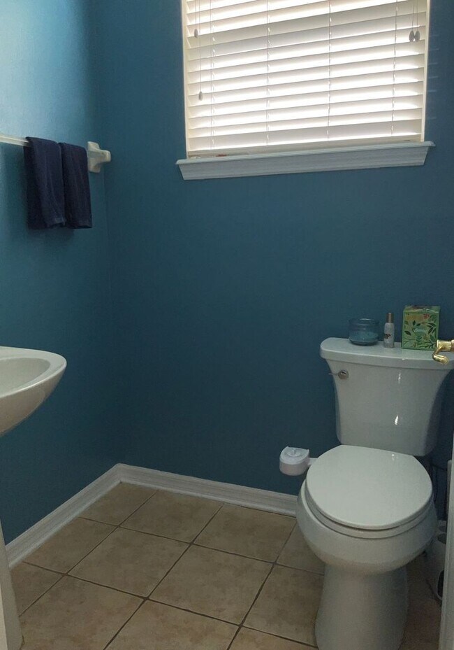 Building Photo - Single family home with 3 bedrooms, 2.5 ba...