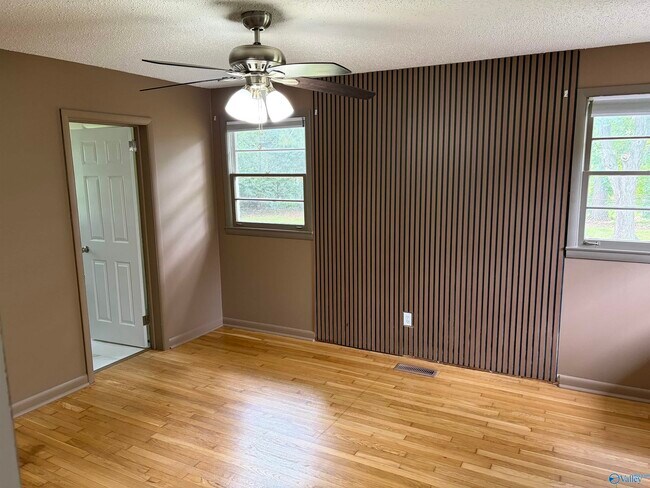 Building Photo - 8009 Whitesburg Dr