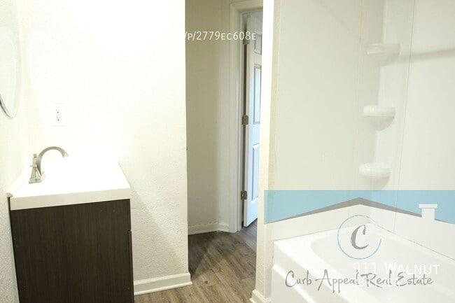 Building Photo - 911 Walnut-