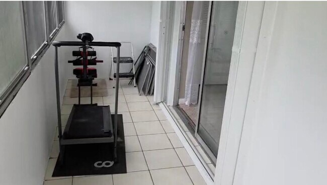 Building Photo - 226 Windsor J