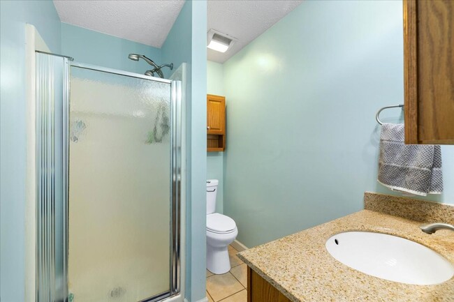 Building Photo - Spacious Home with Amazing Fenced Yard in ...