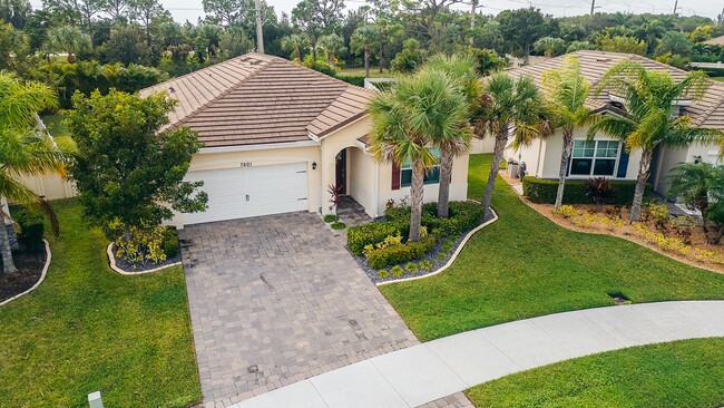 Building Photo - Exquisite 3/2/2 POOL home in Stuart