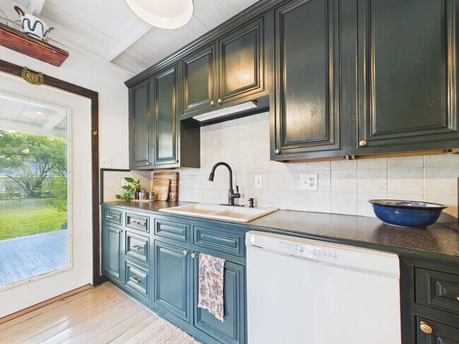 Building Photo - COMING SOON! Charming Cottage in the Center of Town