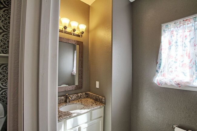 Building Photo - 4 bed 3.5 bath Founders home