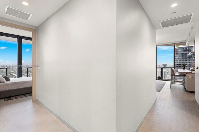 Building Photo - 1000 Brickell Plaza