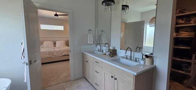 Building Photo - Stunning 3-bedroom + tech room, 2.5-bath home in NW Boise!