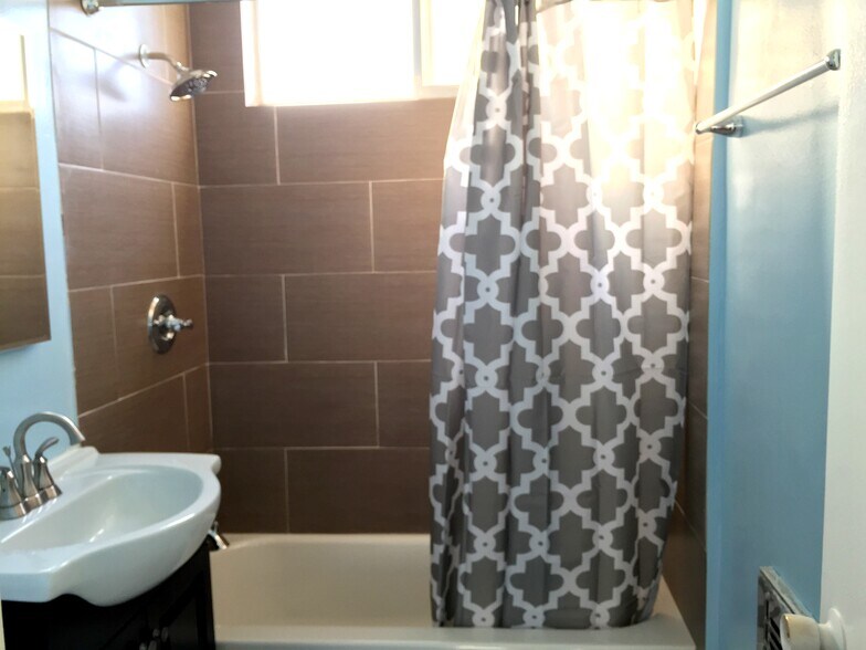 Building Photo - 1681 College View Dr