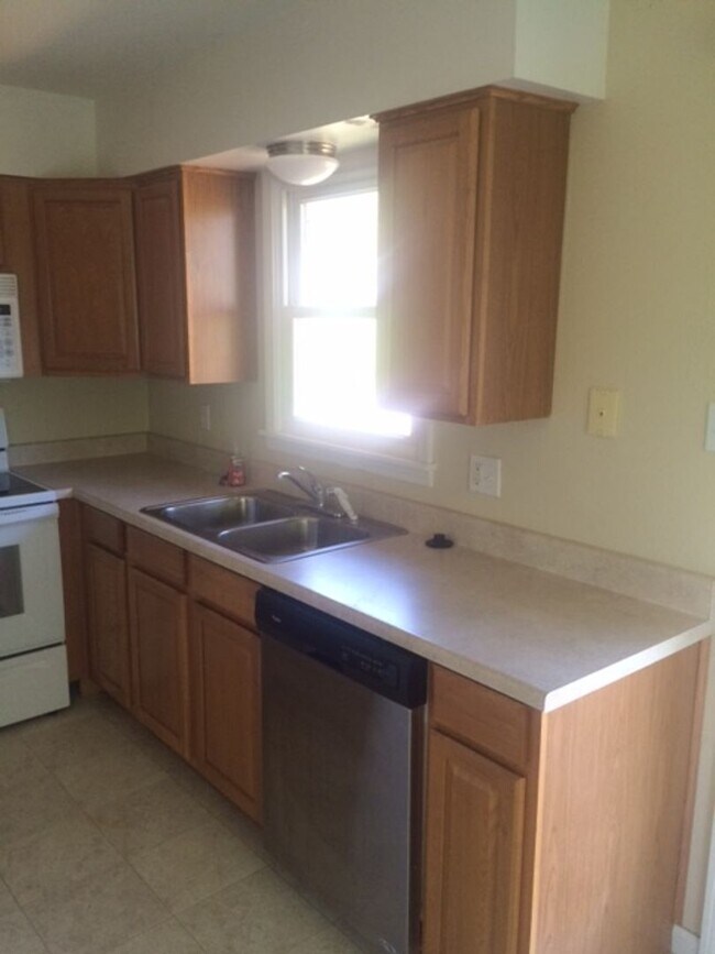 Building Photo - 3 Bed 2 Bath Home