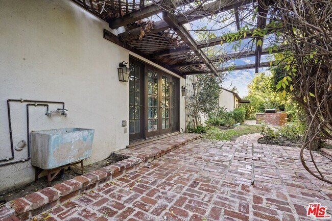 Building Photo - 23057 Sylvan St