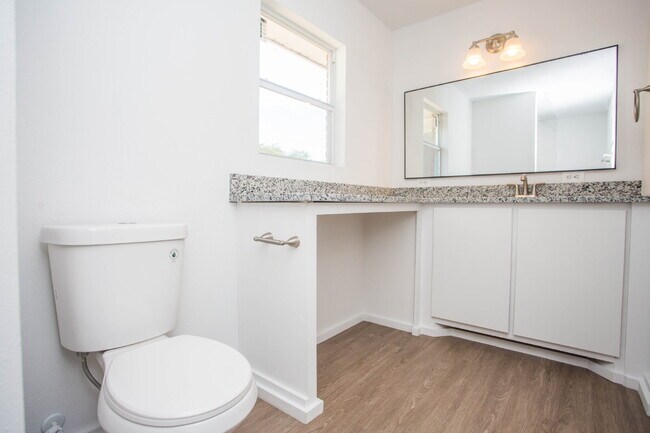 Building Photo - Fully Renovated 3/2/2!