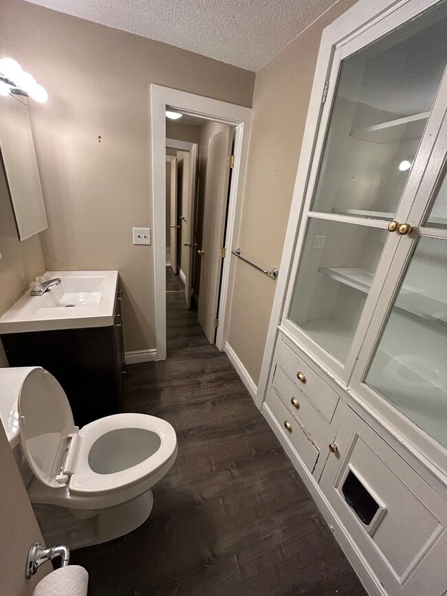 Building Photo - Cozy & Large 2 Bed 1.5 Bath in Lowell!