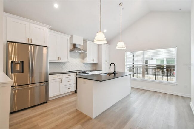 Building Photo - 1602 Park Lake St