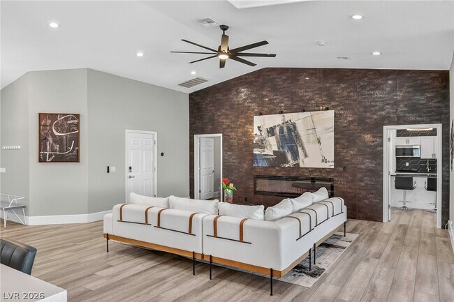 Building Photo - 363 E Robindale Rd