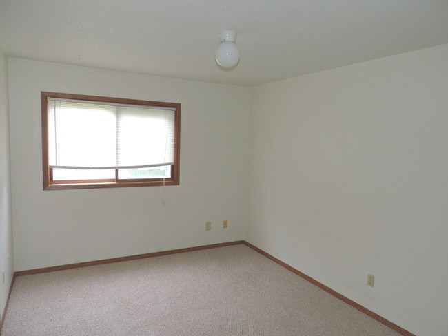 Building Photo - $1,100 | 2 Bedroom, 1 Bathroom Condo | Cat...