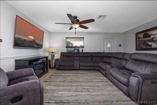 Building Photo - 1810 SW Gemini Ln