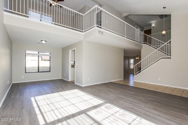 Building Photo - 6520 W Paradise Ln